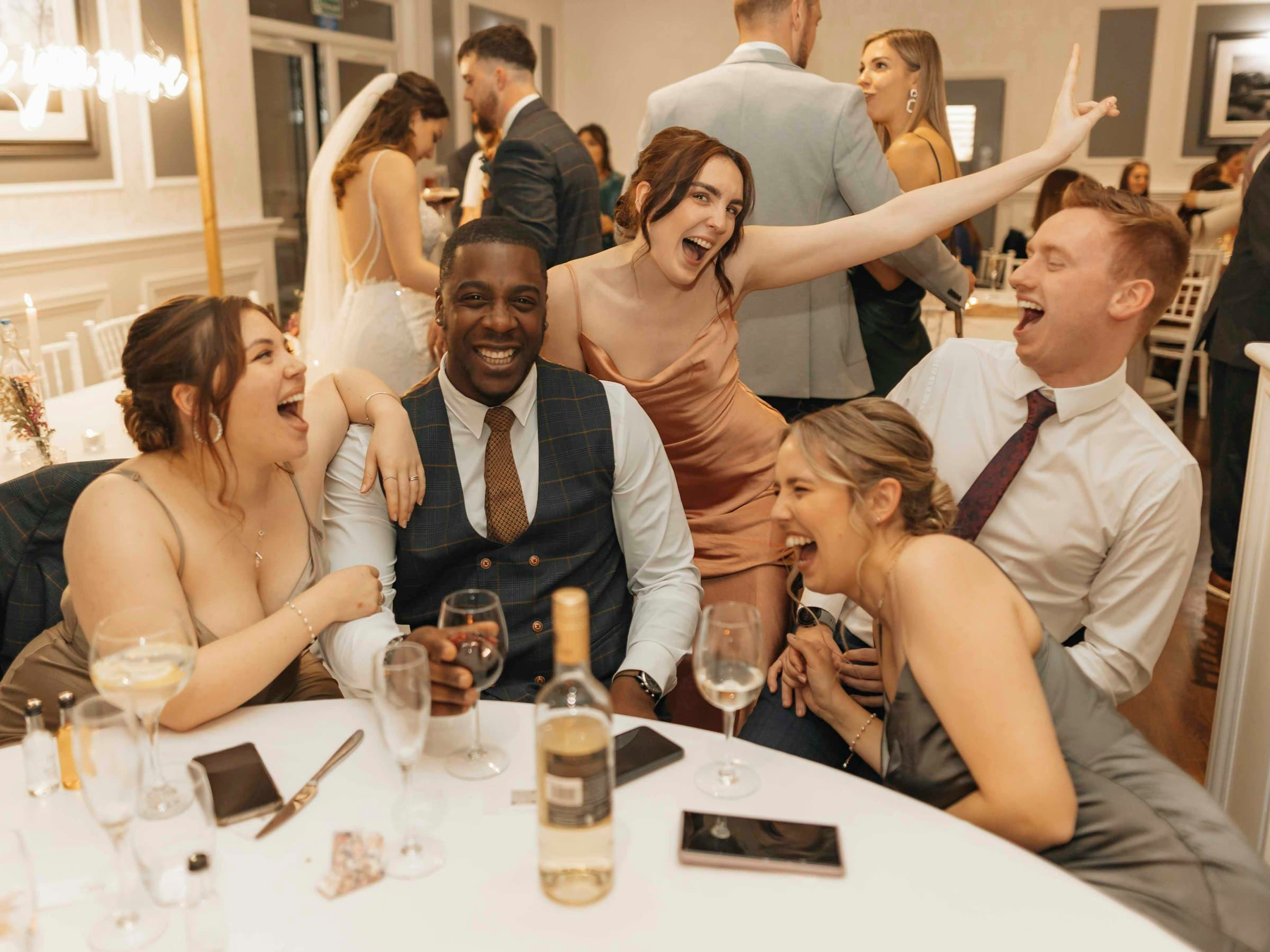 gaeste am tisch lachen sekt