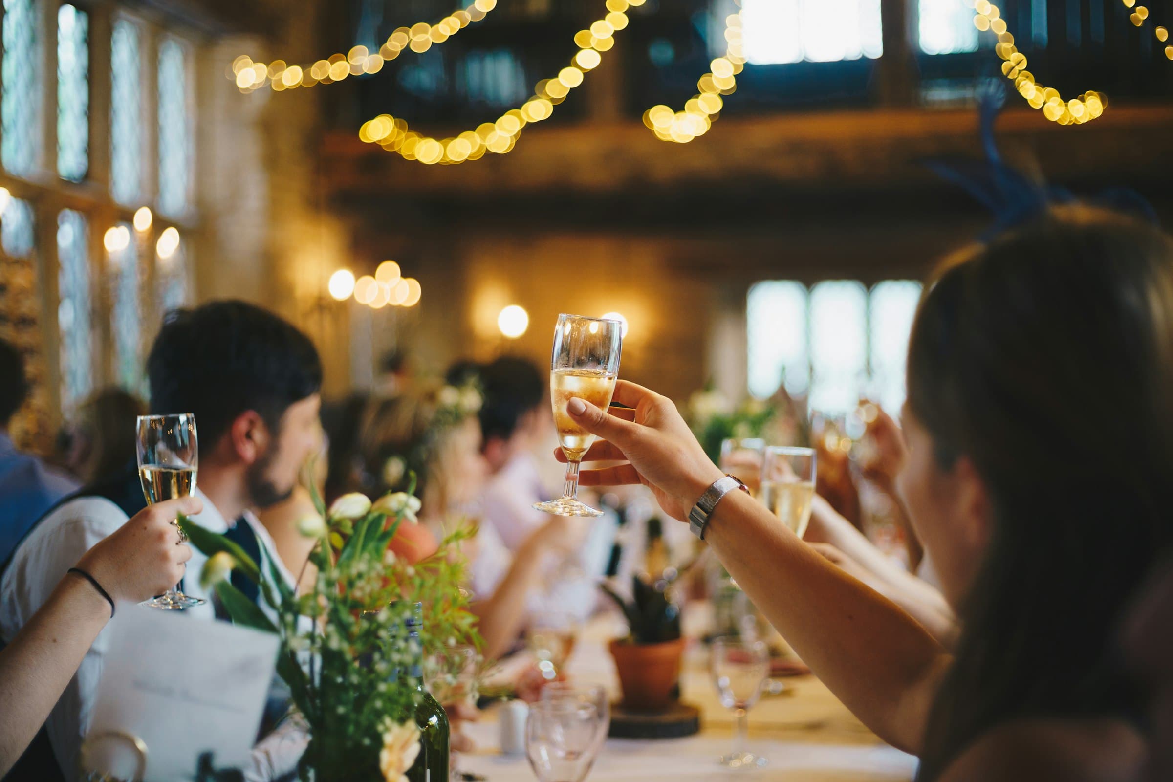 anstossen champagner hochzeitstafel