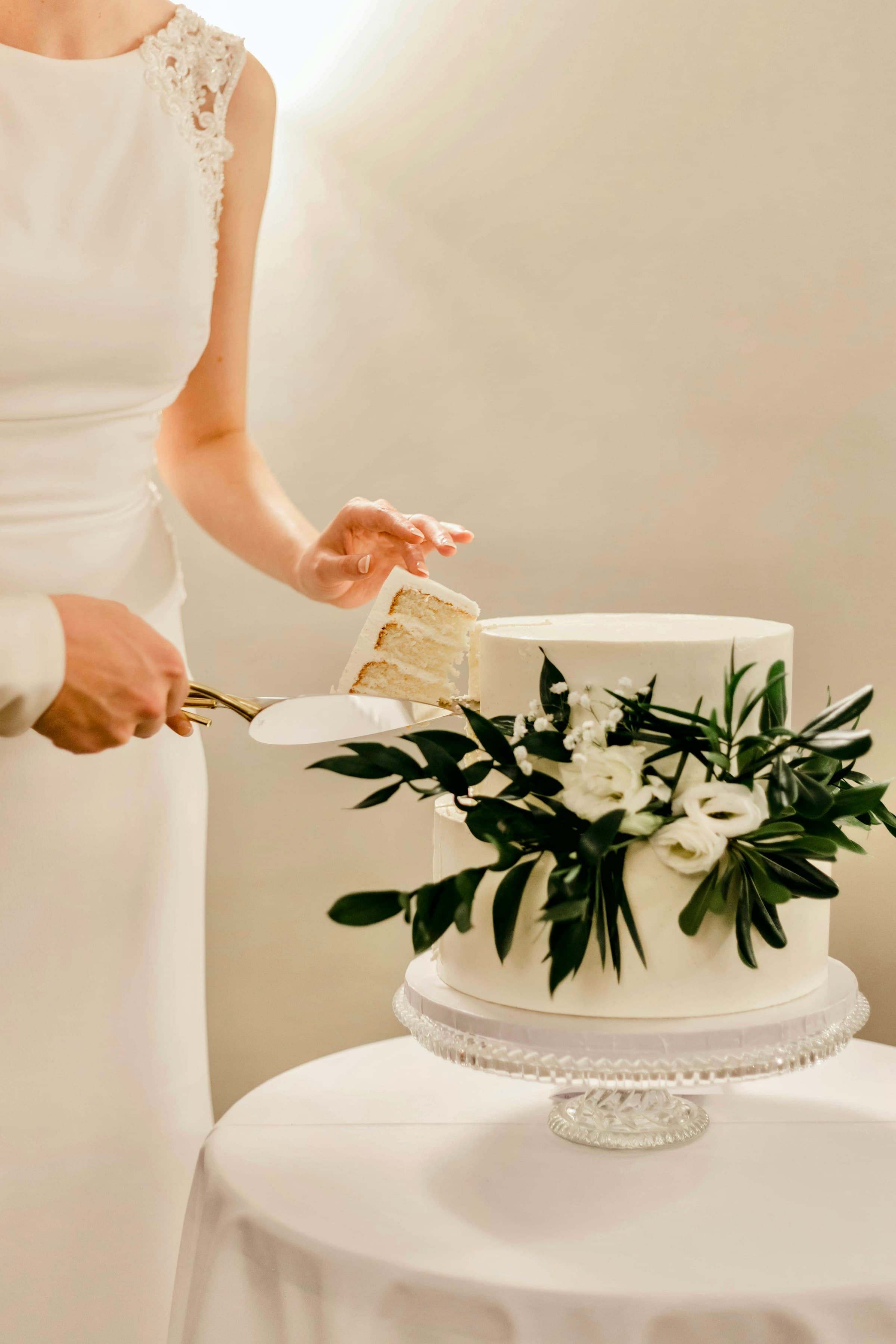 braut schneidet hochzeitstorte